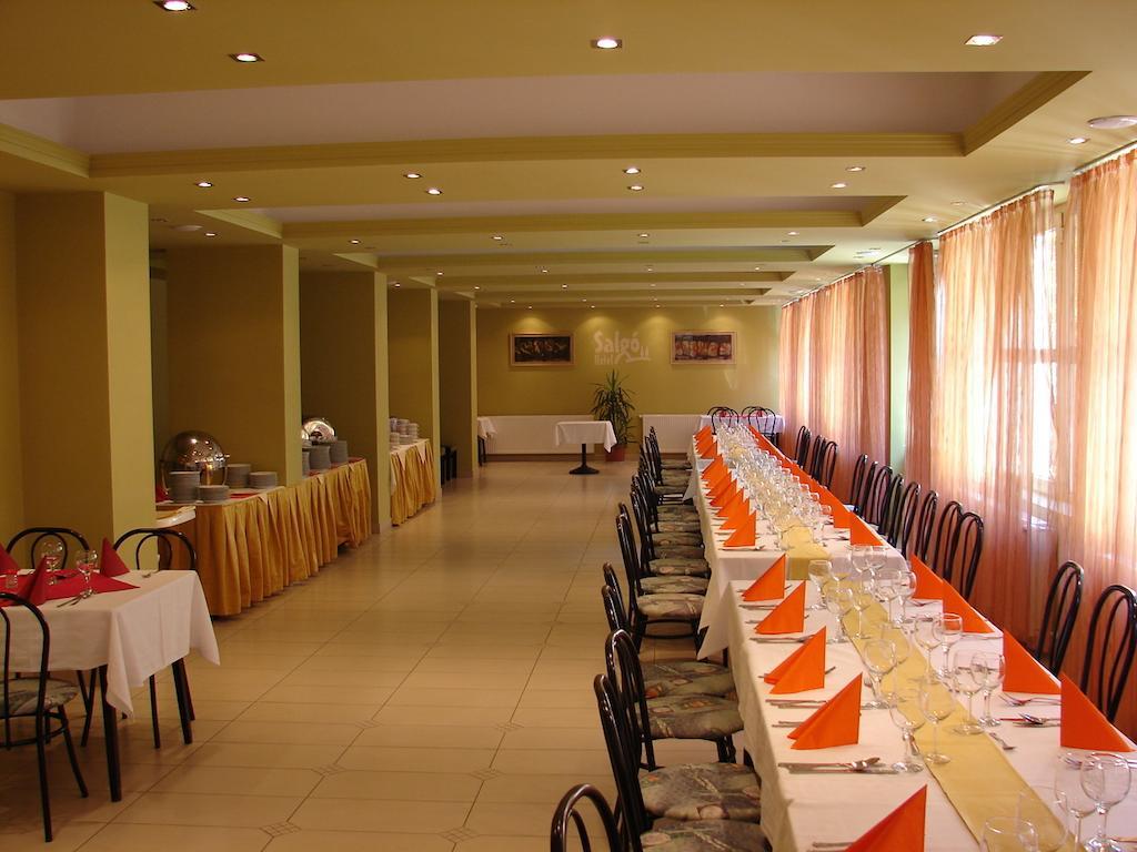 Salgo Hotel Salgótarján Buitenkant foto