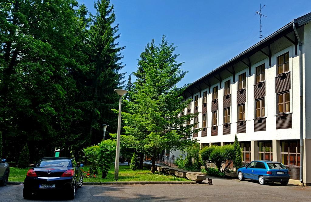 Salgo Hotel Salgótarján Buitenkant foto