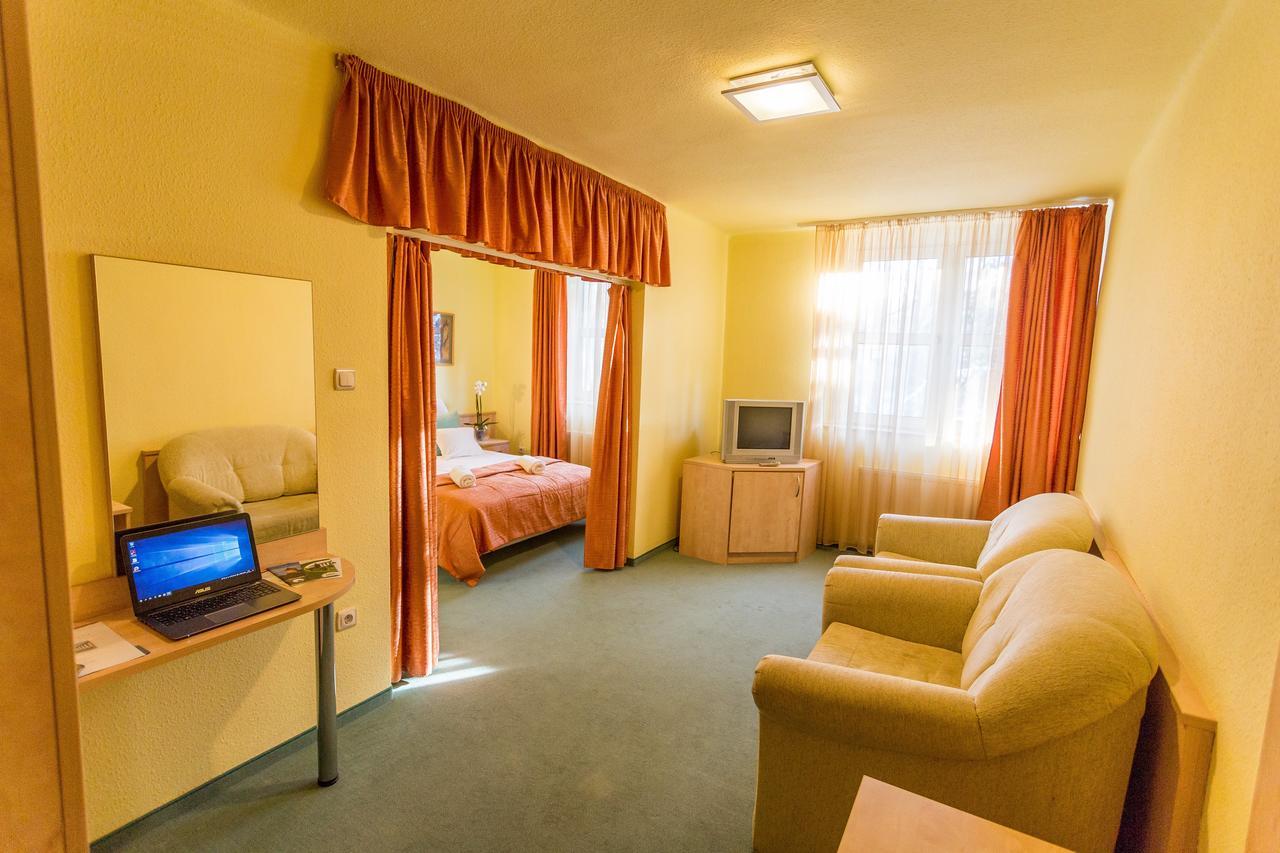 Salgo Hotel Salgótarján Buitenkant foto