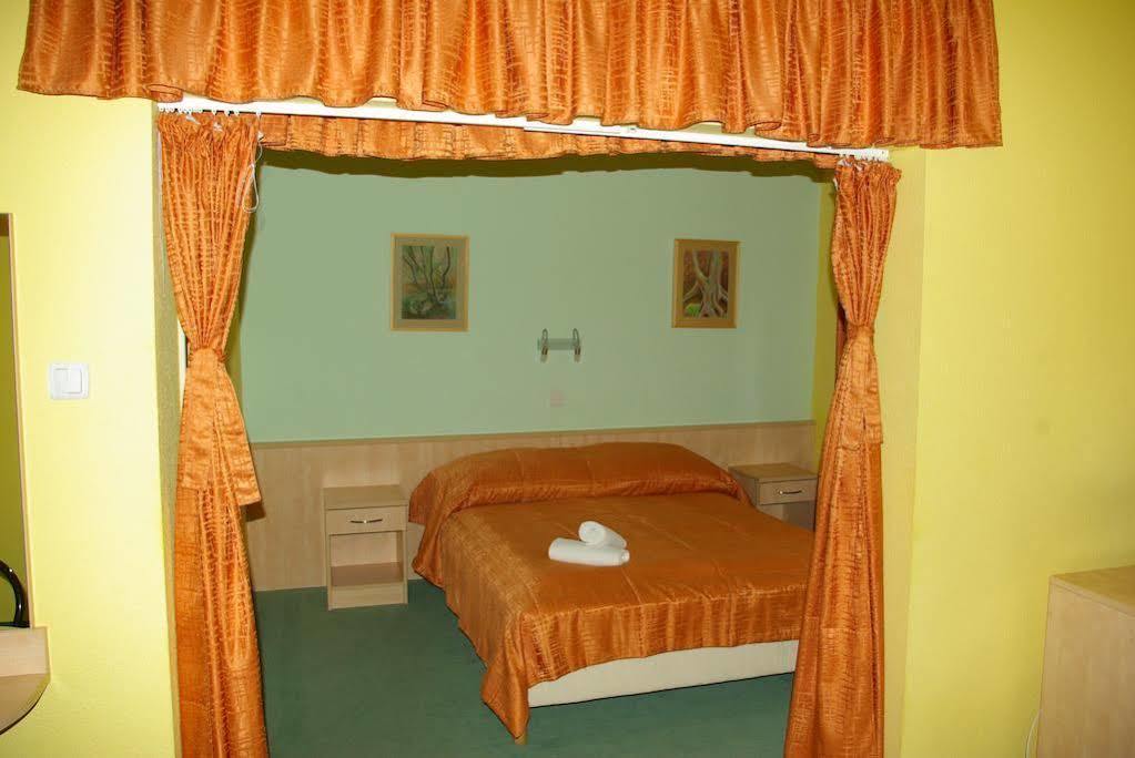 Salgo Hotel Salgótarján Buitenkant foto